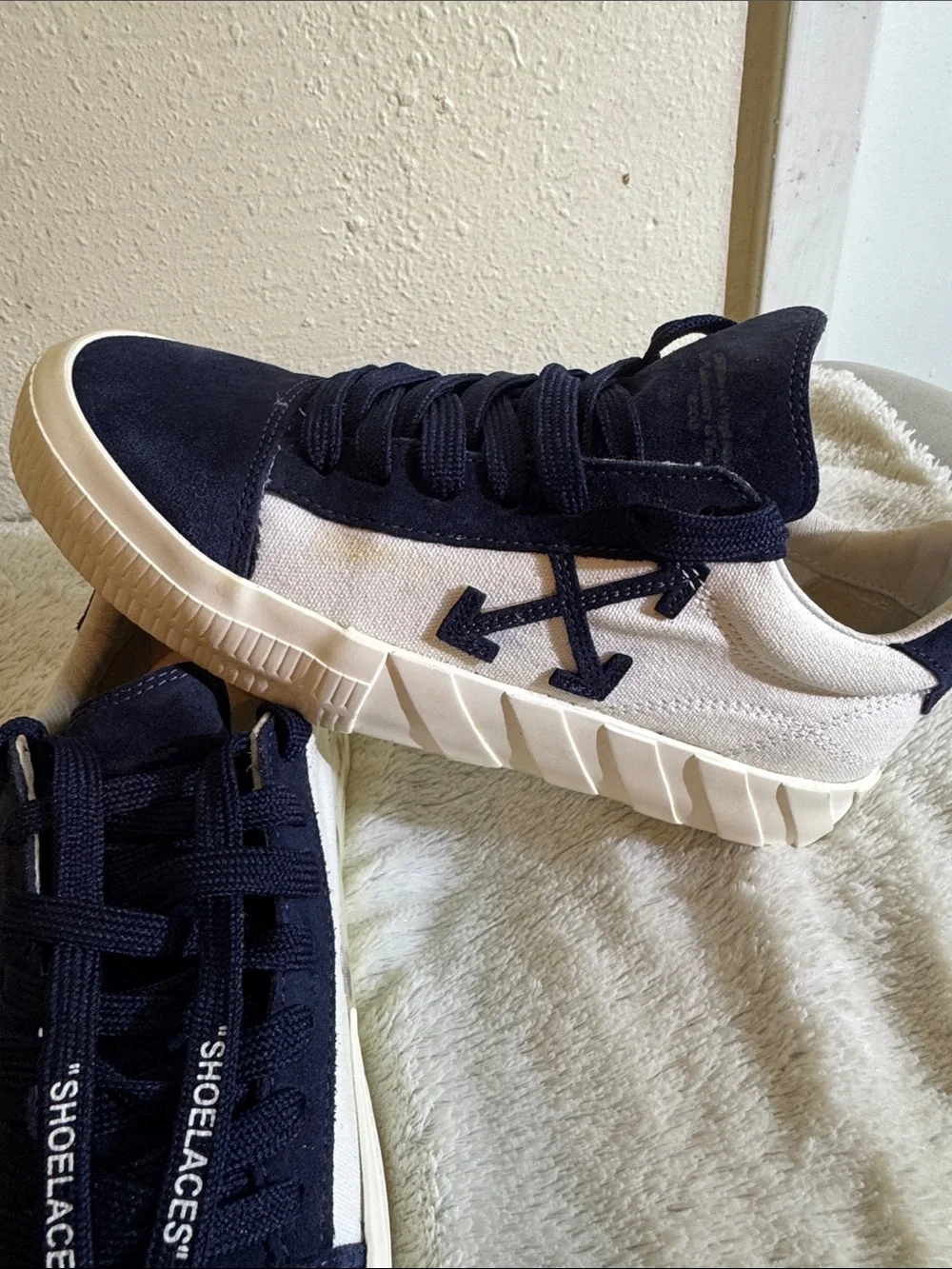 Off-White Navy and White Low-Top Arrow Sneakers